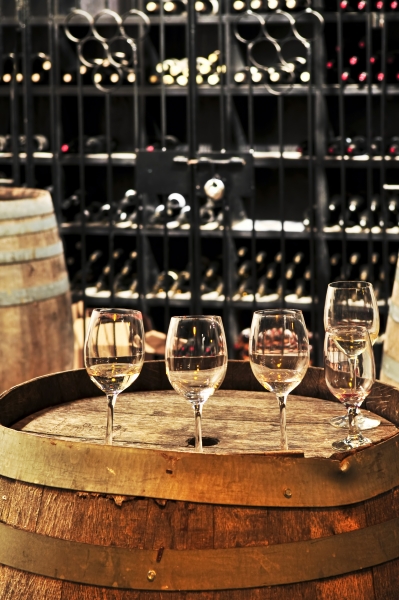 576107-wine-glasses-and-barrels
